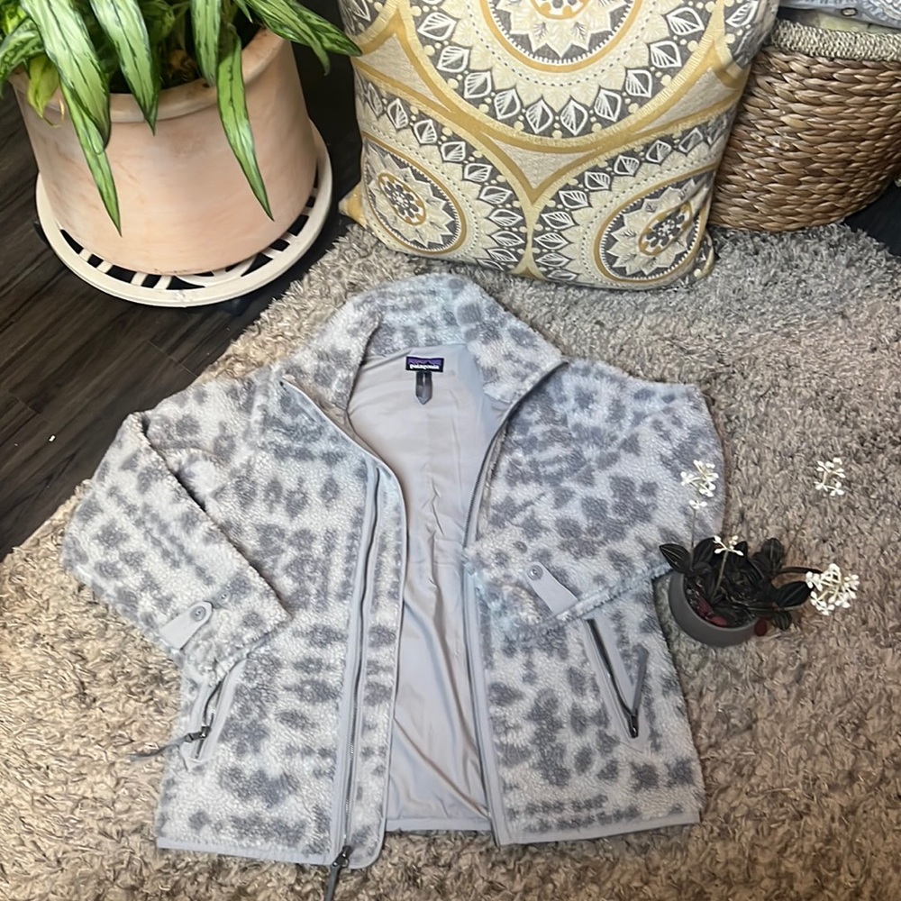 Adorable Patagonia NWOT L lots of details